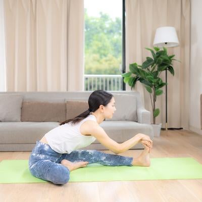 背筋をまっすぐに伸ばしながら片脚前屈ポーズの写真