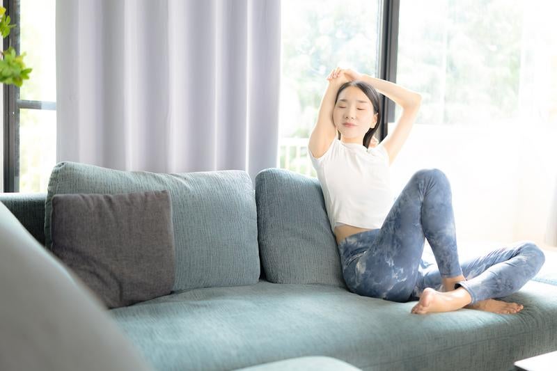 昼下がりの自然なリフレッシュとストレッチ習慣の写真