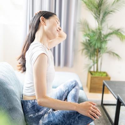 朝の室内でストレッチをする女性の素材