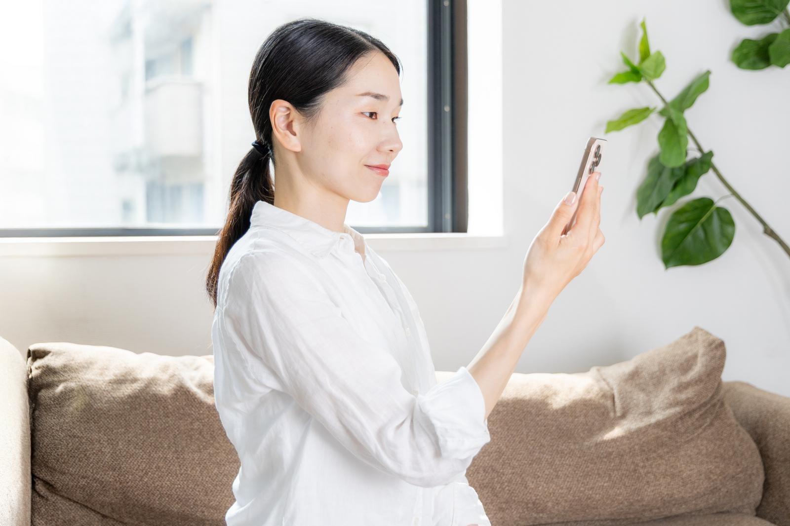 「姿勢を意識して、ストレートネックや巻き肩を予防」の写真［モデル：ひるかわえみこ］