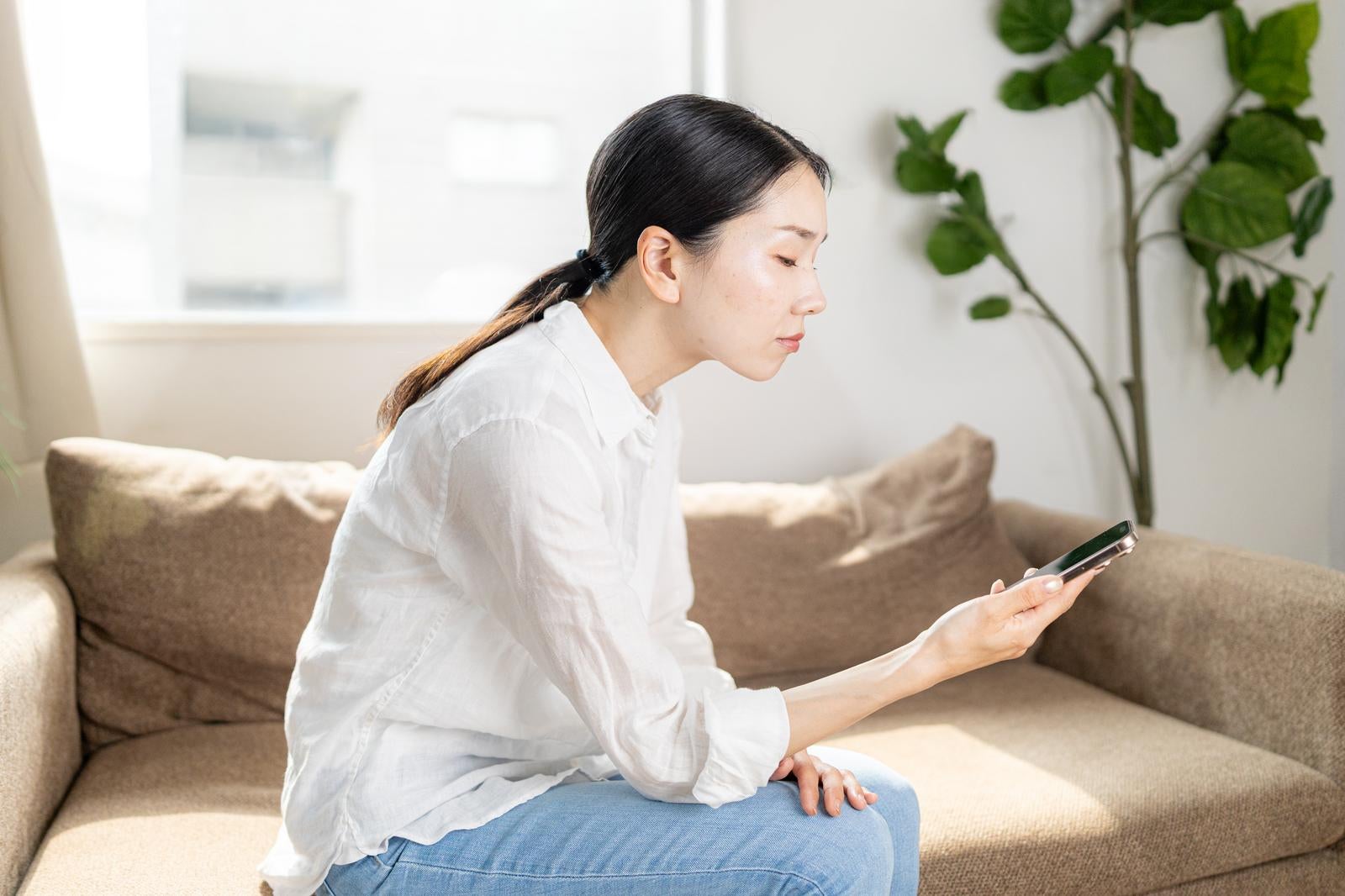 「や肩の痛みにつながるストレートネック」の写真［モデル：ひるかわえみこ］