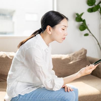 や肩の痛みにつながるストレートネックの素材