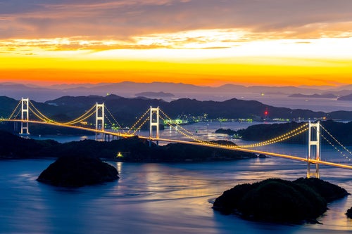 来島海峡大橋と夕焼けの写真