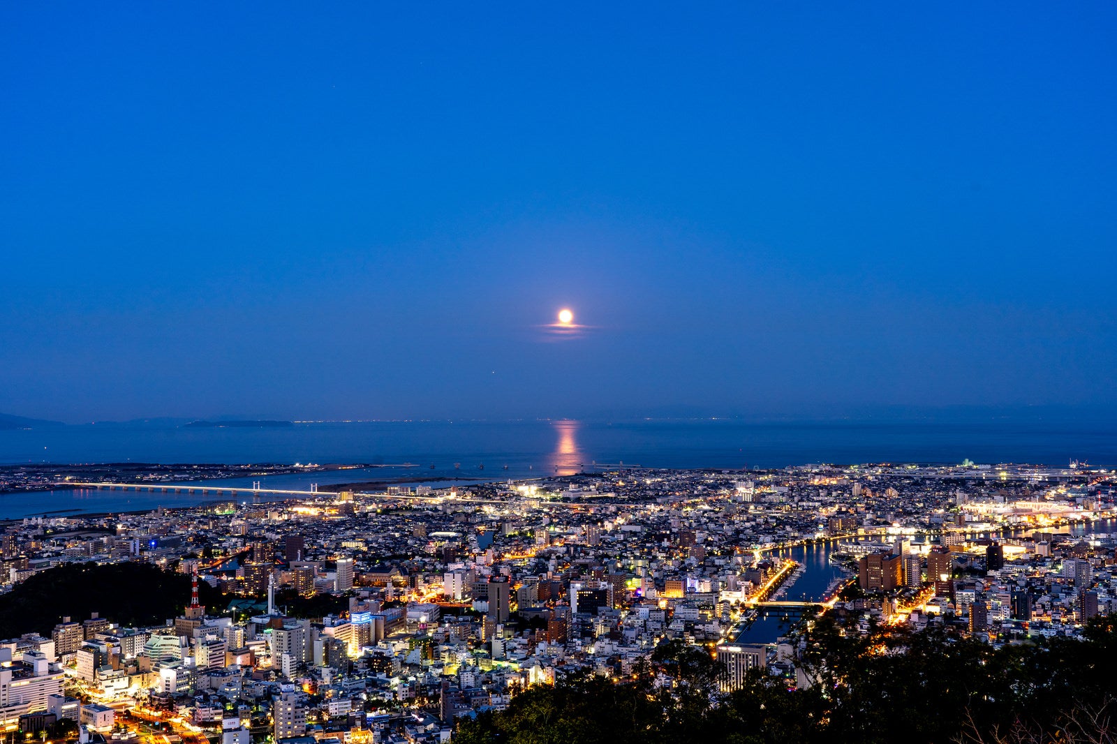「徳島の夜景と満月」の写真