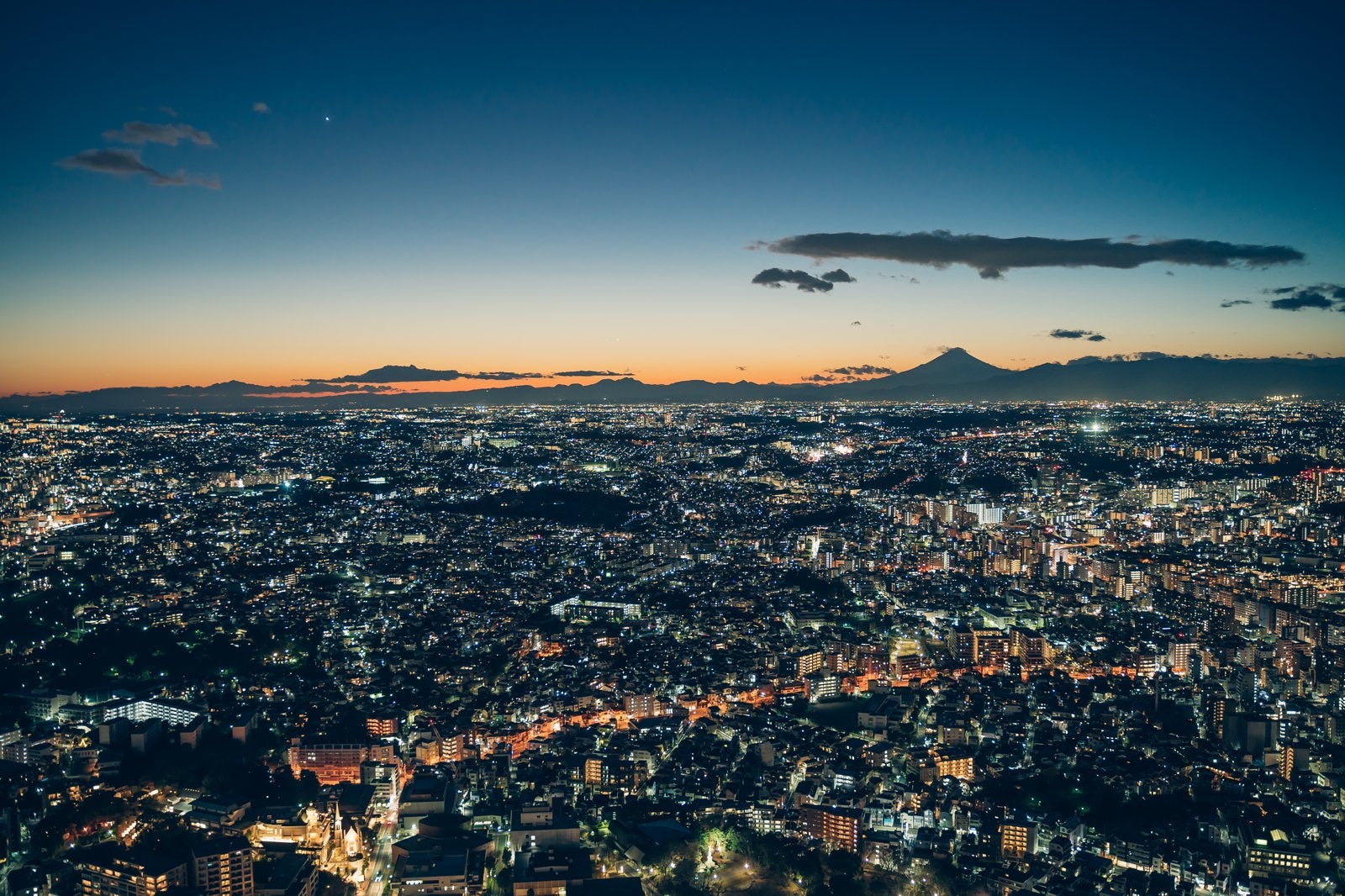 「日没後の横浜の街並み」の写真