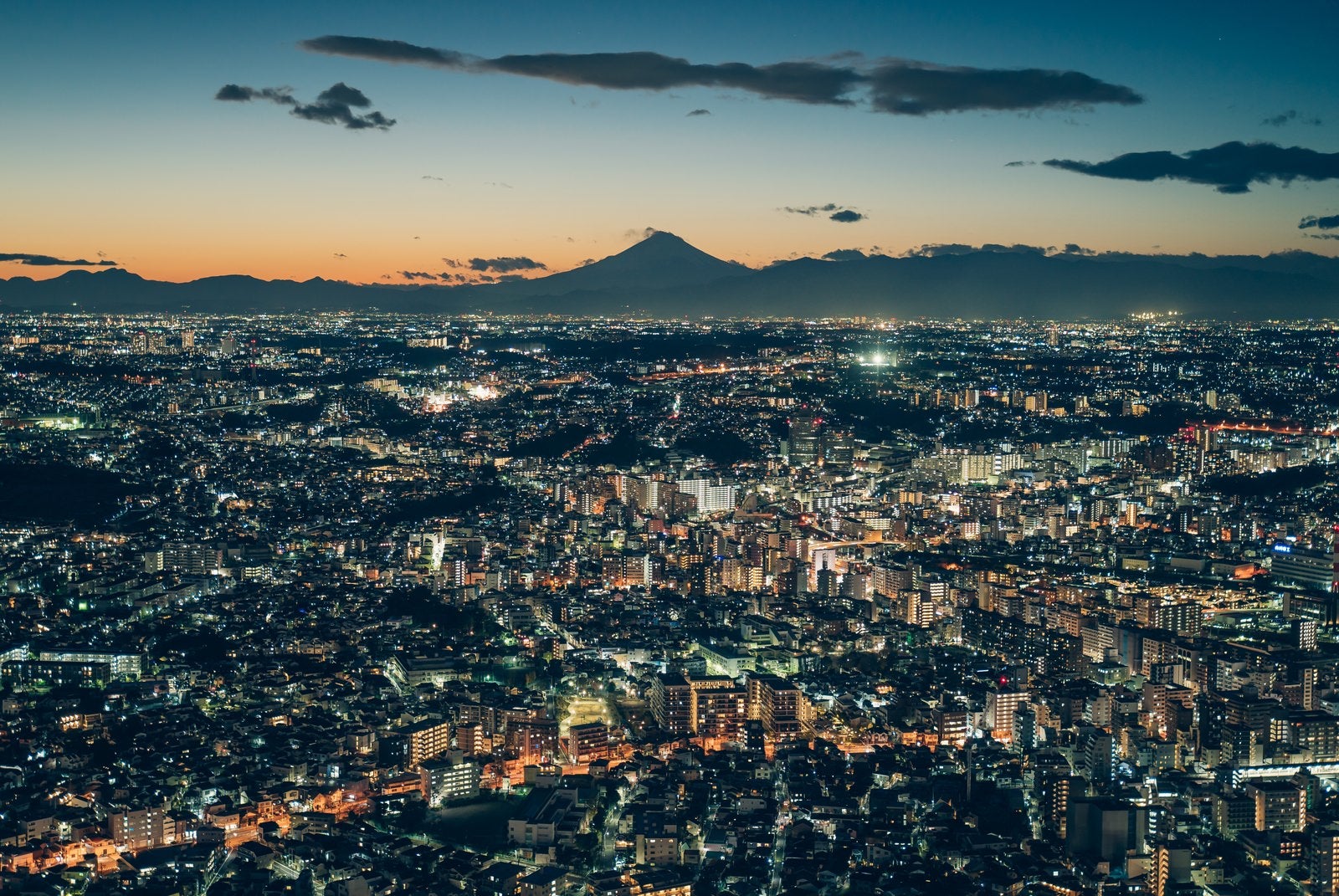 「遠くに見える富士山のシルエットと横浜の夜景」の写真