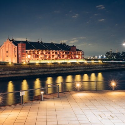 旧横浜税関倉庫基礎部遺構から眺める赤レンガ倉庫の夜景の写真