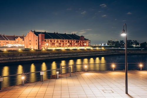 旧横浜税関倉庫基礎部遺構から眺める赤レンガ倉庫の夜景の写真