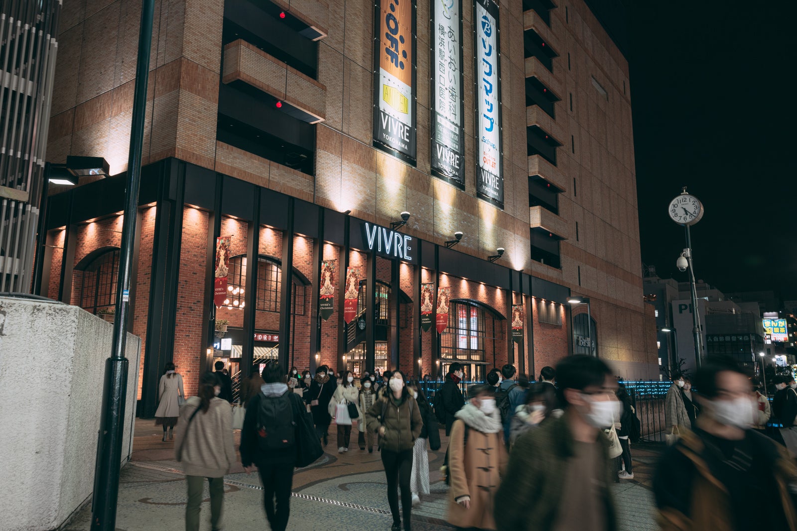 「横浜VIVRE（ビブレ）前の人混み」の写真