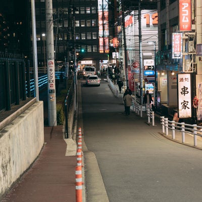 整備された横浜の内海橋前の通りの写真