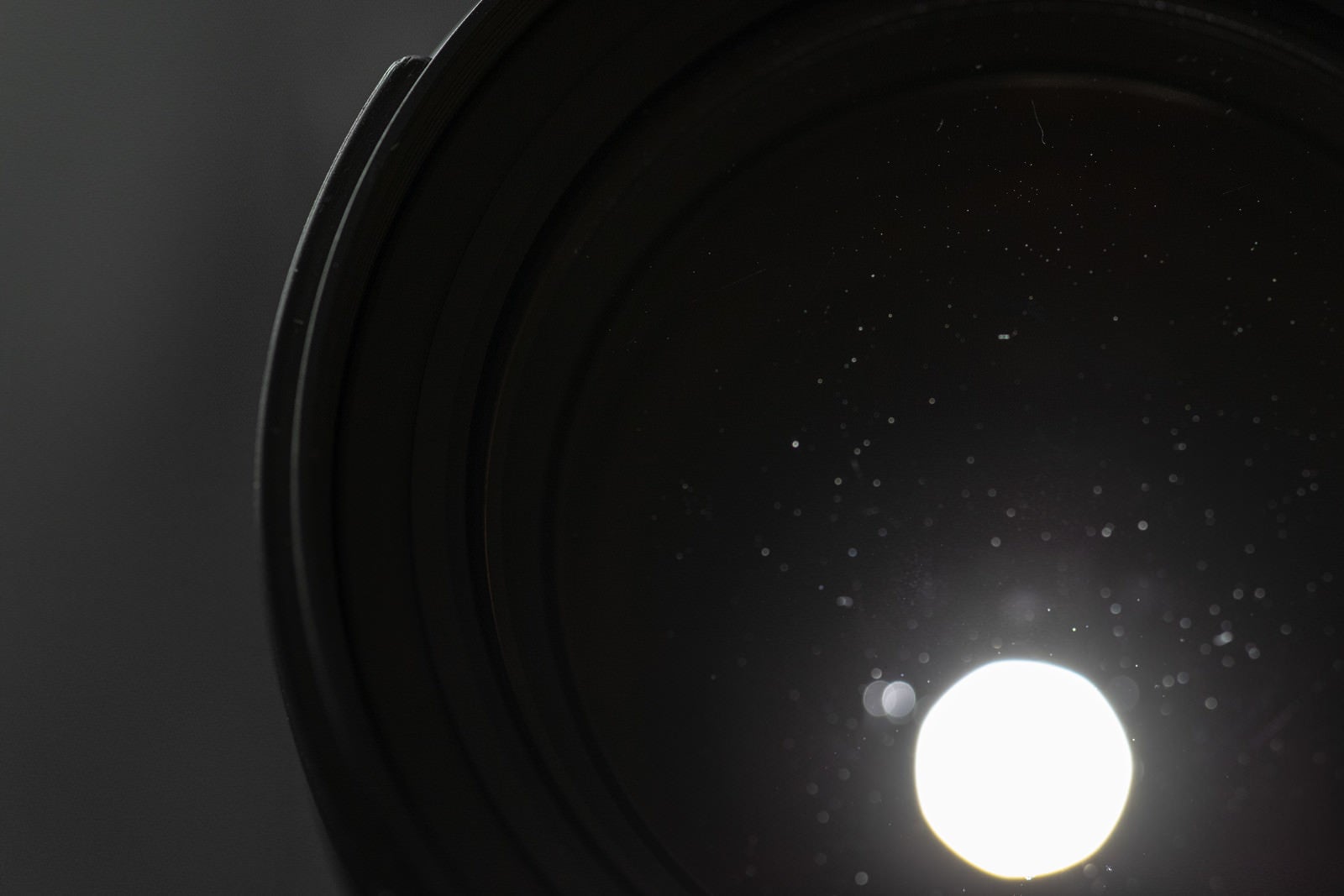 「レンズの後玉から光を当てて水滴痕を確認する」の写真