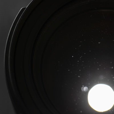 レンズの後玉から光を当てて水滴痕を確認するの写真