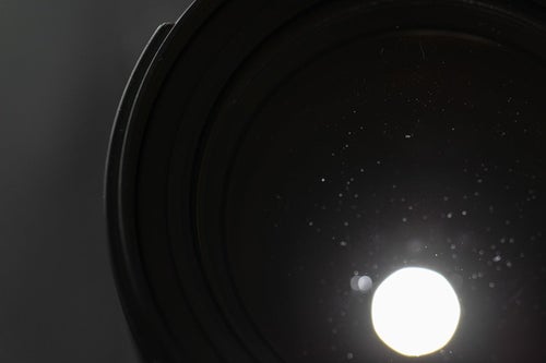 レンズの後玉から光を当てて水滴痕を確認するの写真