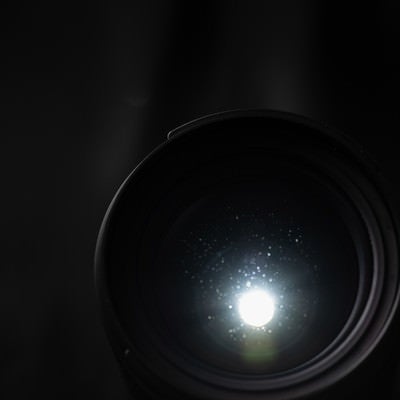 光を当ててレンズ内の水滴痕を確認するの写真