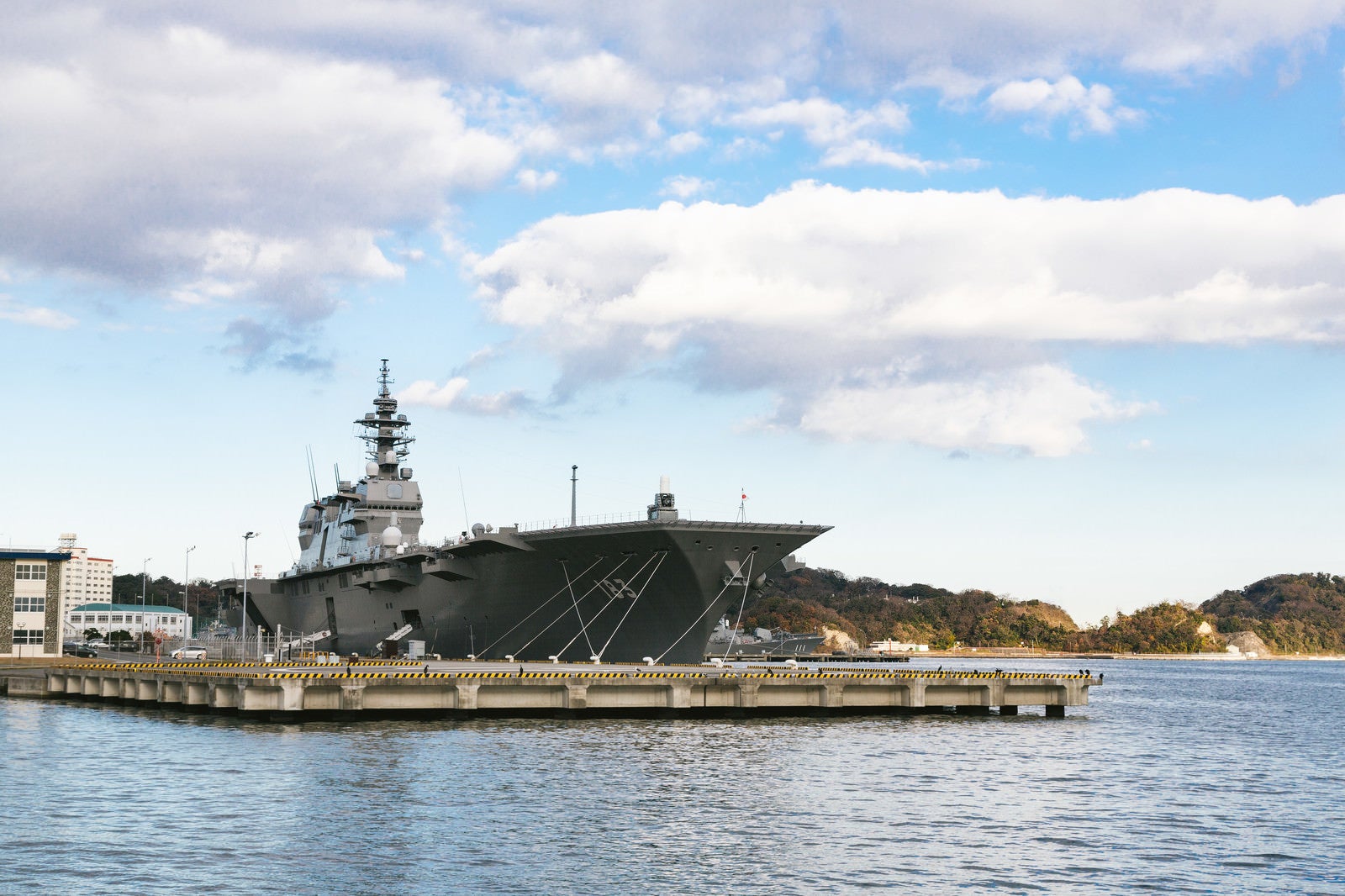 「横須賀に停泊する護衛艦「いずも」」の写真