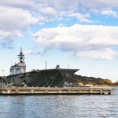 横須賀に停泊する護衛艦「いずも」の写真