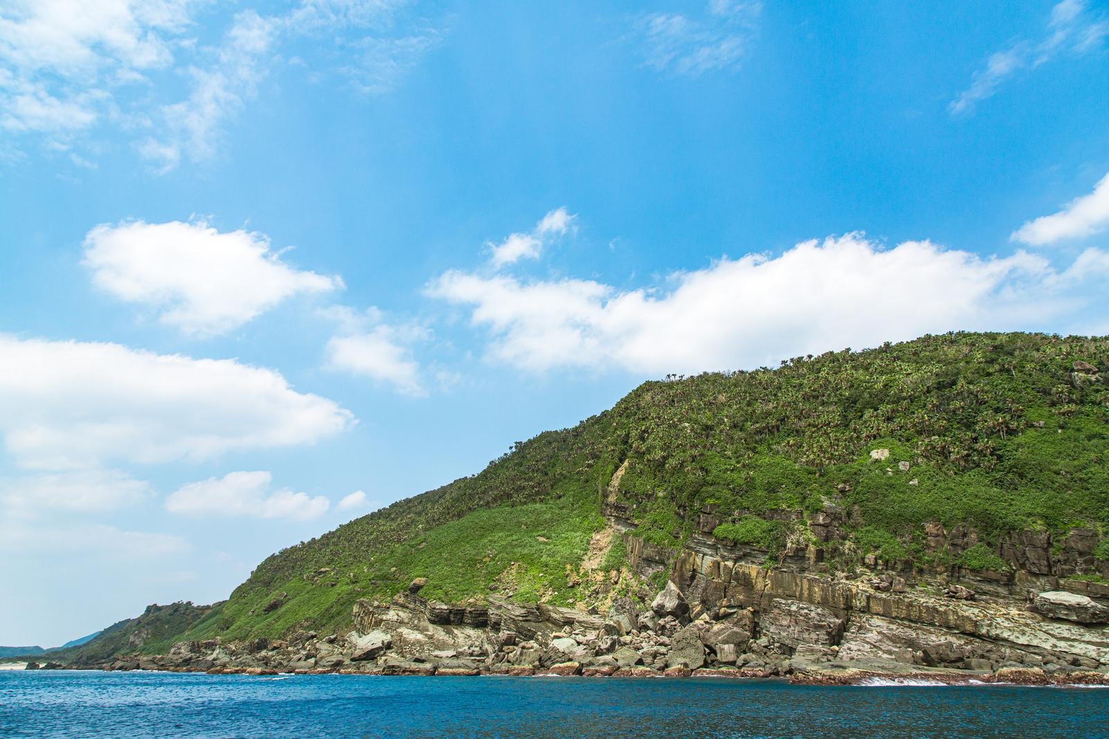 「岩礁に囲まれた美しい海岸線（与那国島）」の写真