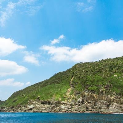 岩礁に囲まれた美しい海岸線（与那国島）の写真