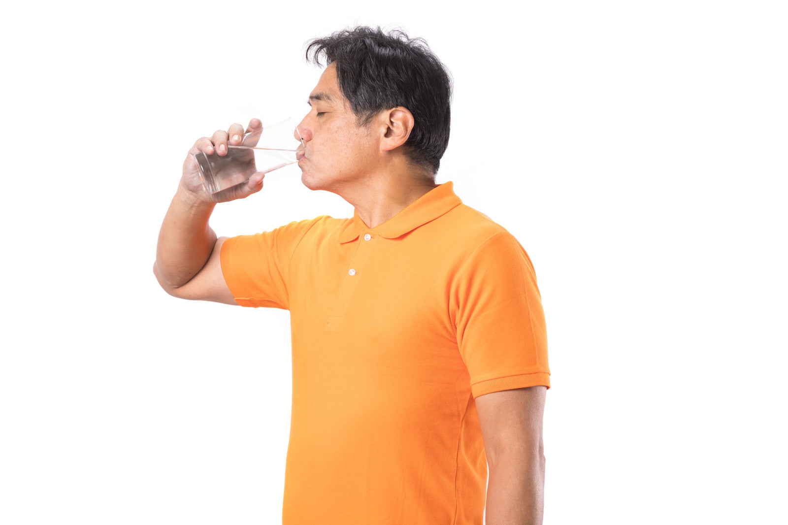「勢いよく水を飲む中年男性」の写真［モデル：よたか］