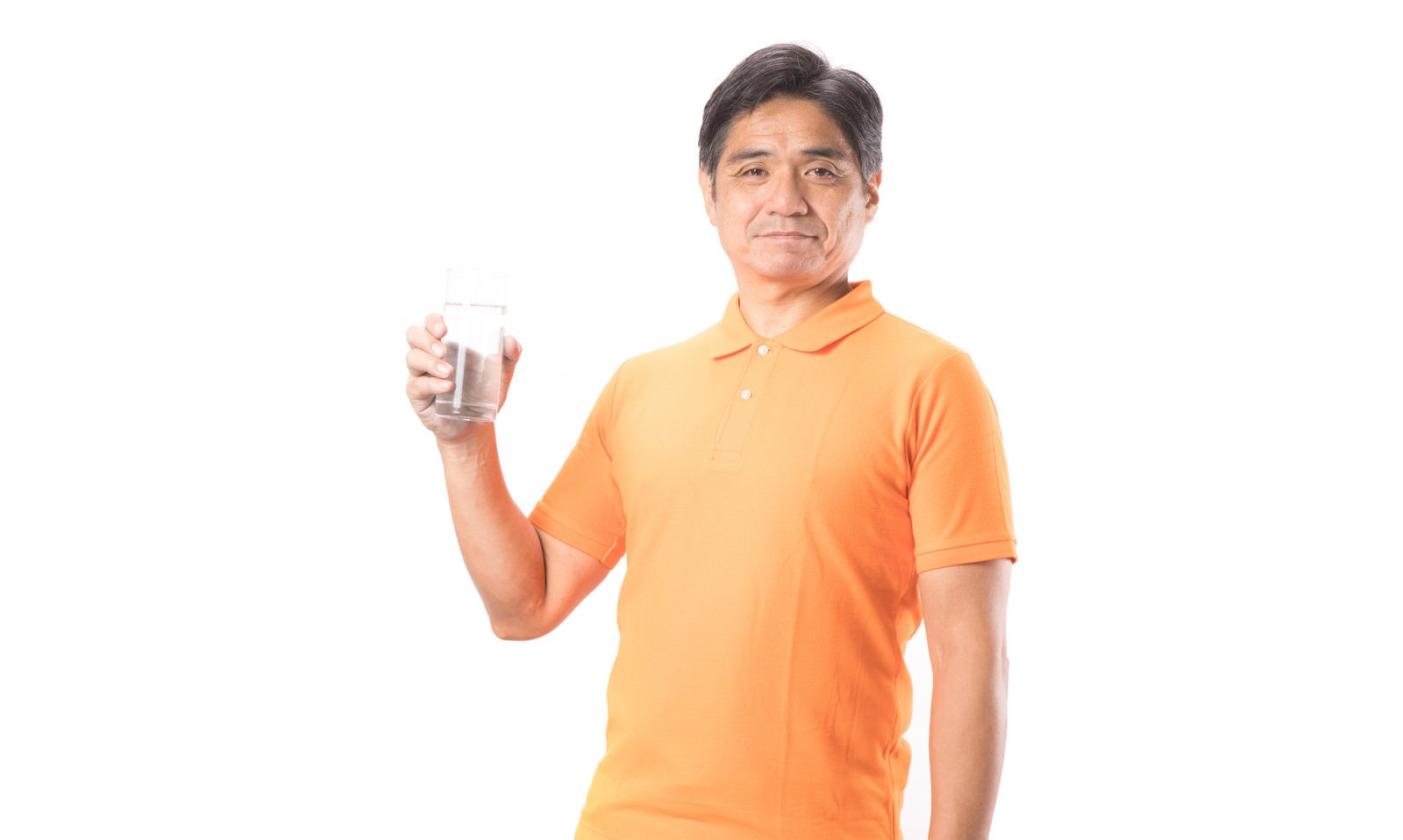 「コップ一杯の水と健康的な中年の男性」の写真［モデル：よたか］