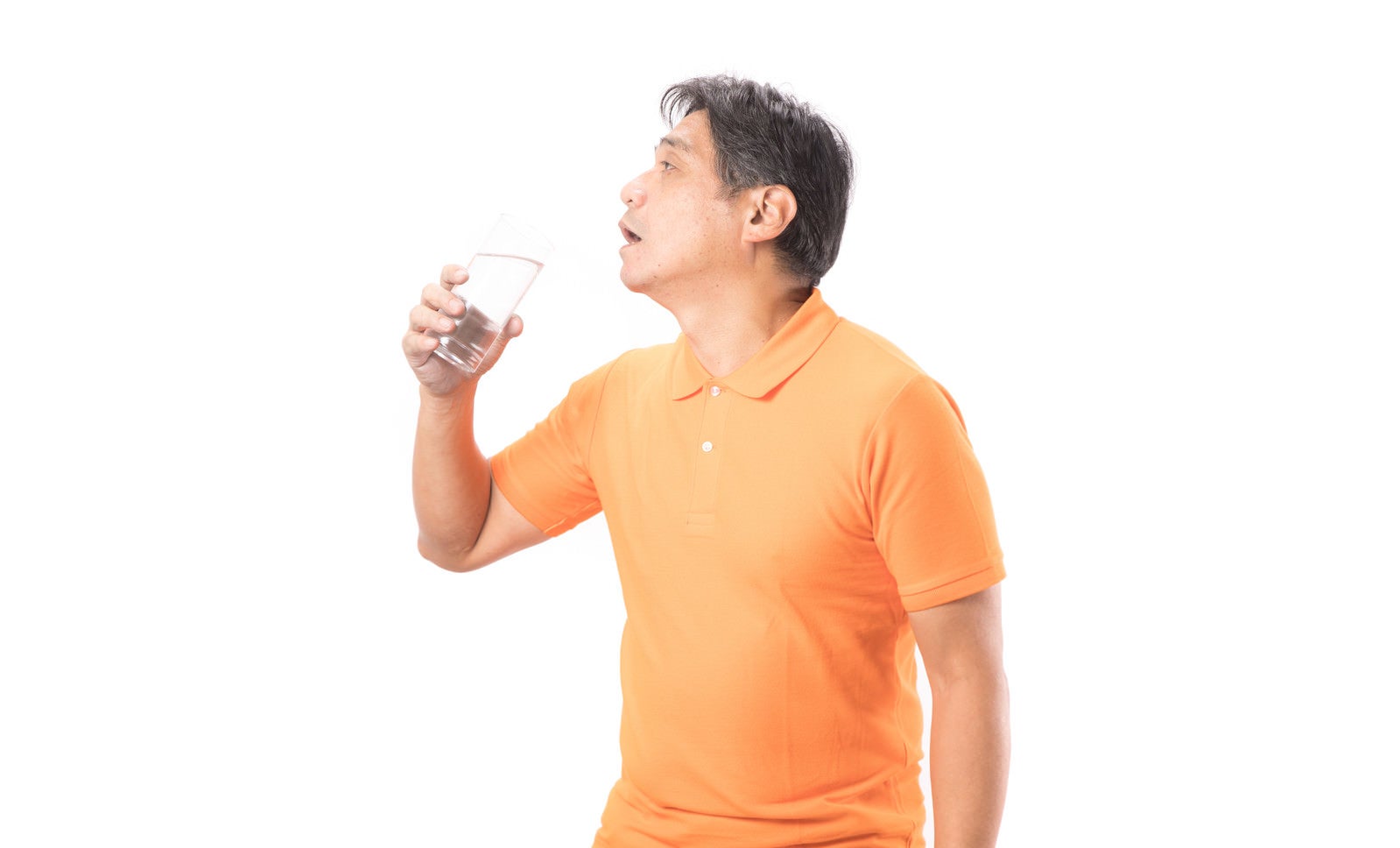 「水を飲む夏バテ気味の中年男性」の写真［モデル：よたか］