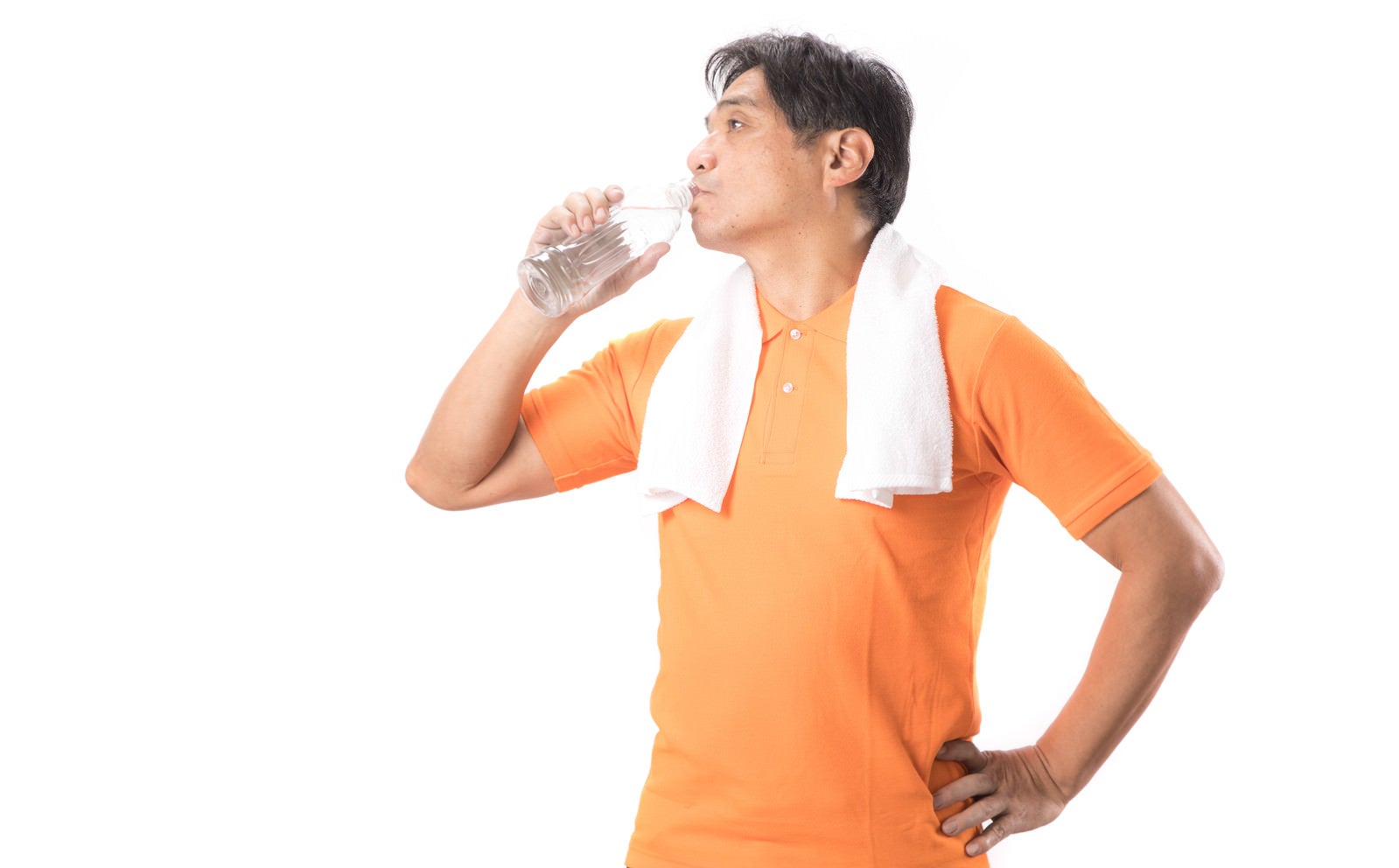 「こまめにペットボトルの水を飲むランニングお父さん」の写真［モデル：よたか］