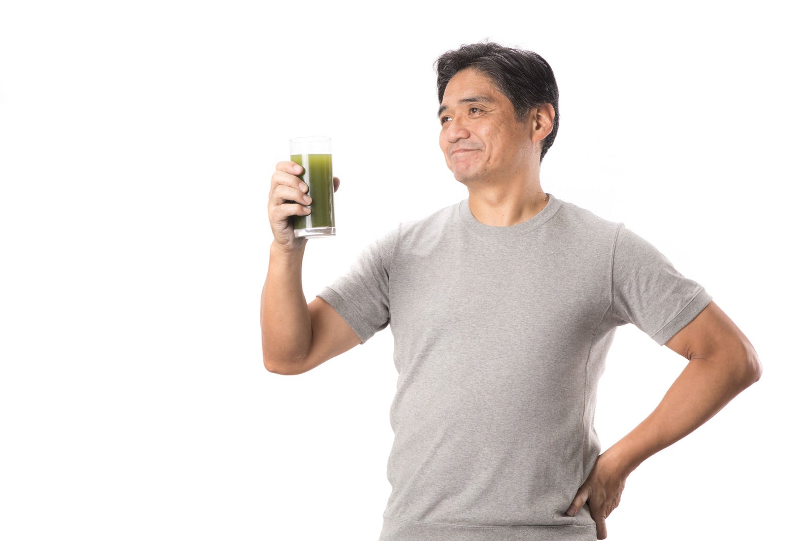 「栄養豊富の青汁と健康を気にする中年男性」の写真［モデル：よたか］