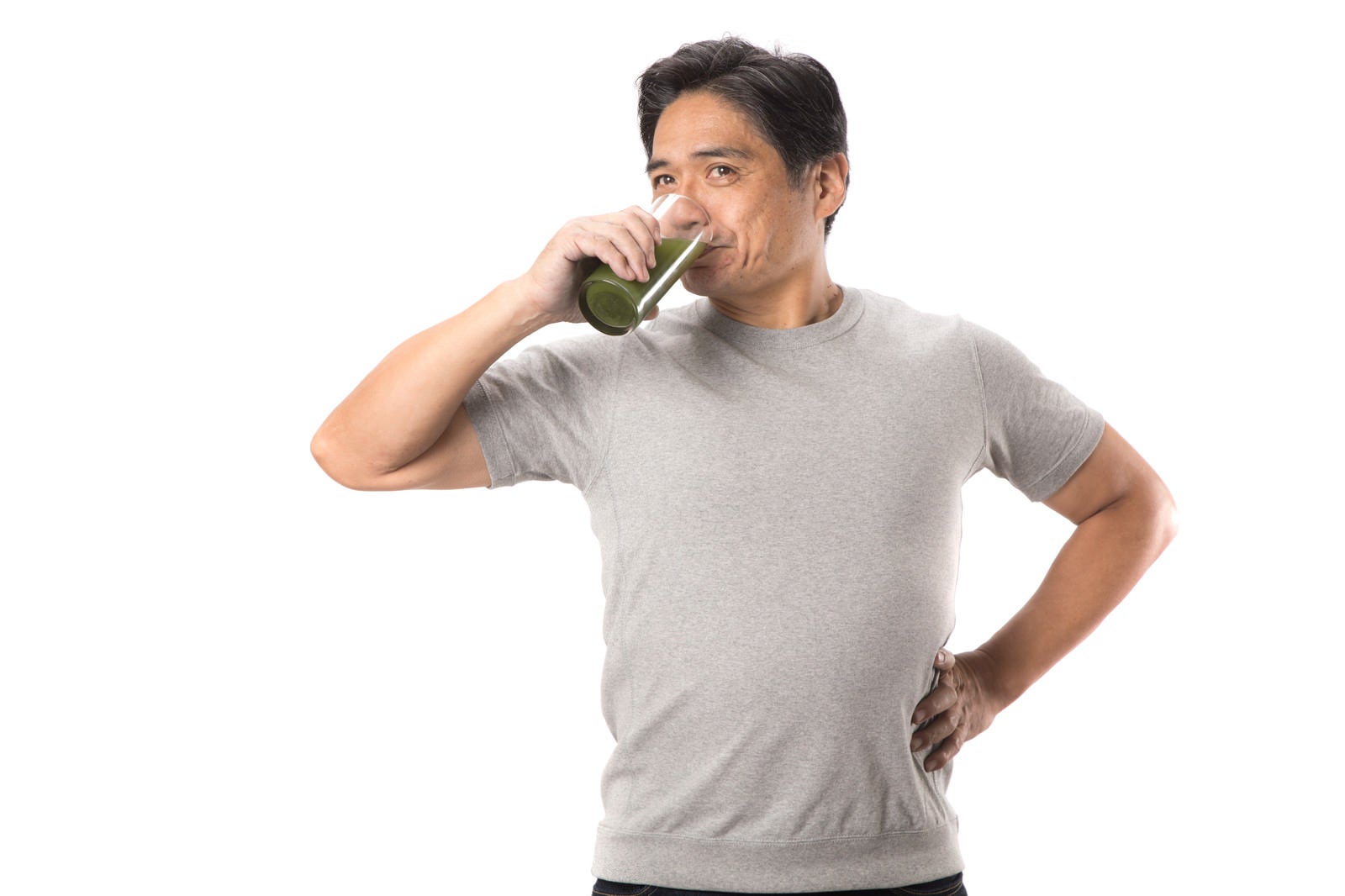 「健康的に青汁を飲む中年男性」の写真［モデル：よたか］
