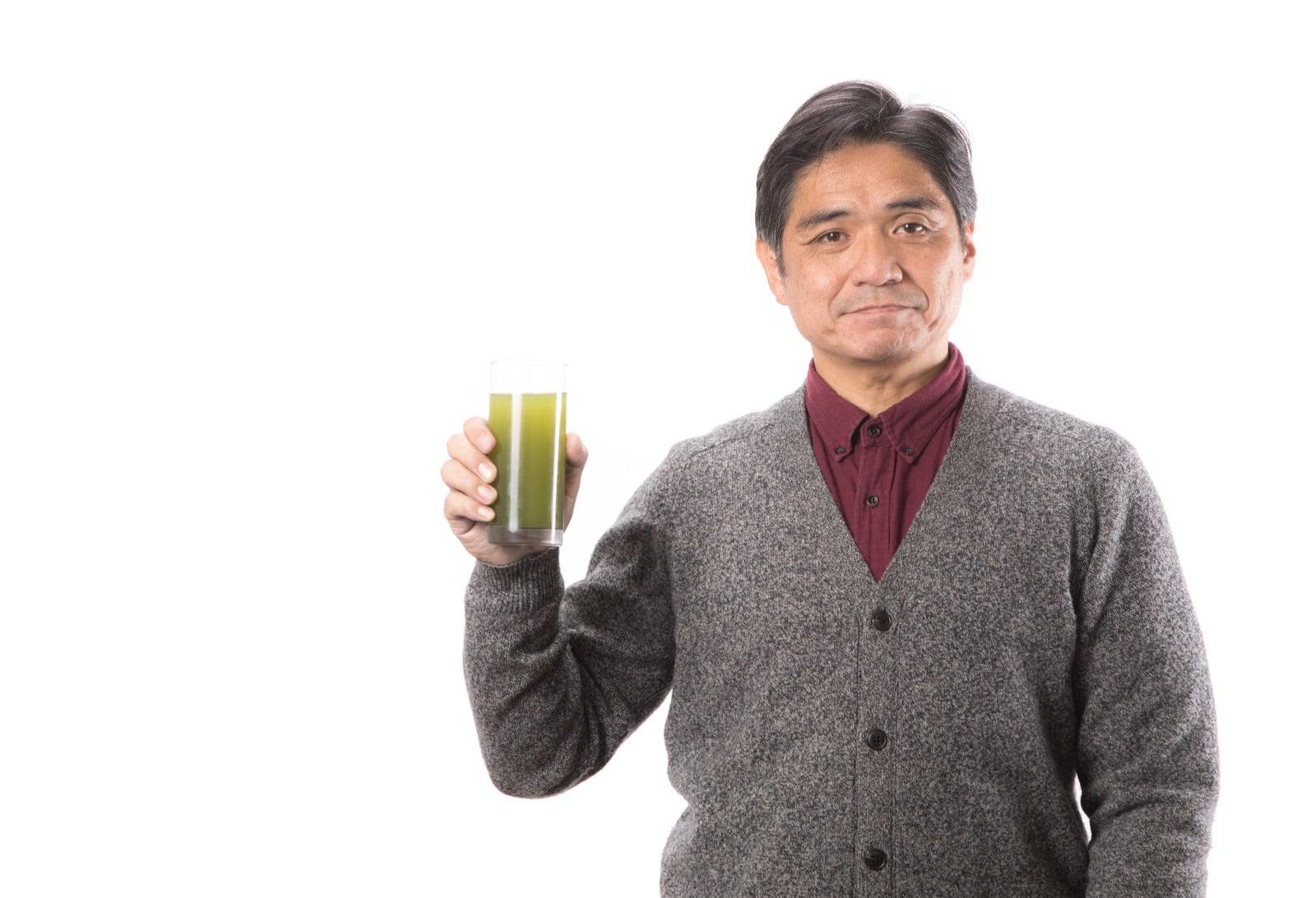「青汁で健康をアピールする中年男性」の写真［モデル：よたか］