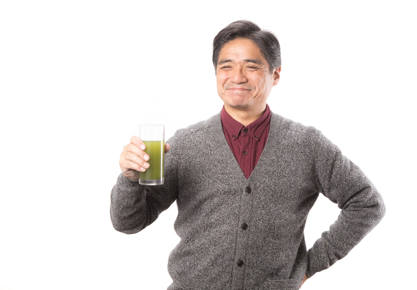 「幸せそうな顔で青汁を飲み続ける中年男性」の写真［モデル：よたか］