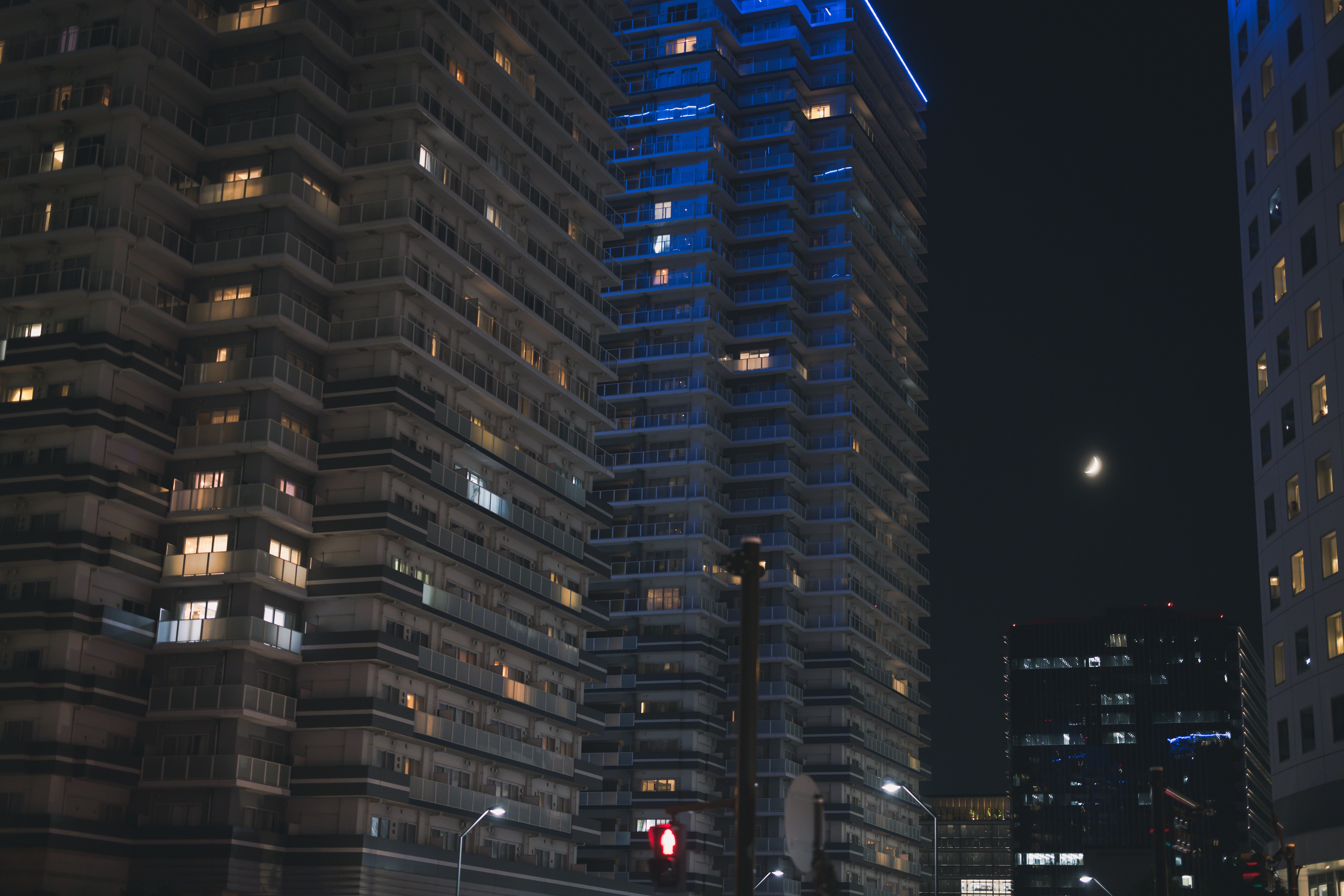 光絵　夜の風景（マンション）　制作途中 みなとみらいの高層マンションと夜月の無料の写真素材 - ID.80885