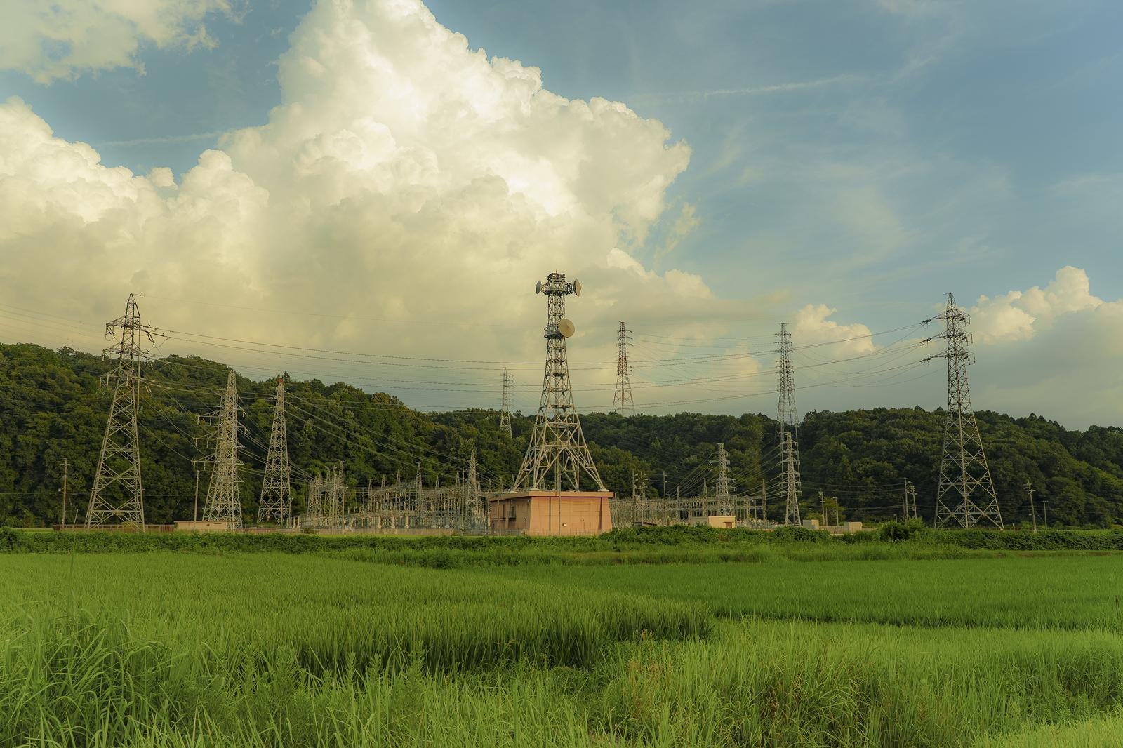 「青空に映える送電線と田園」の写真