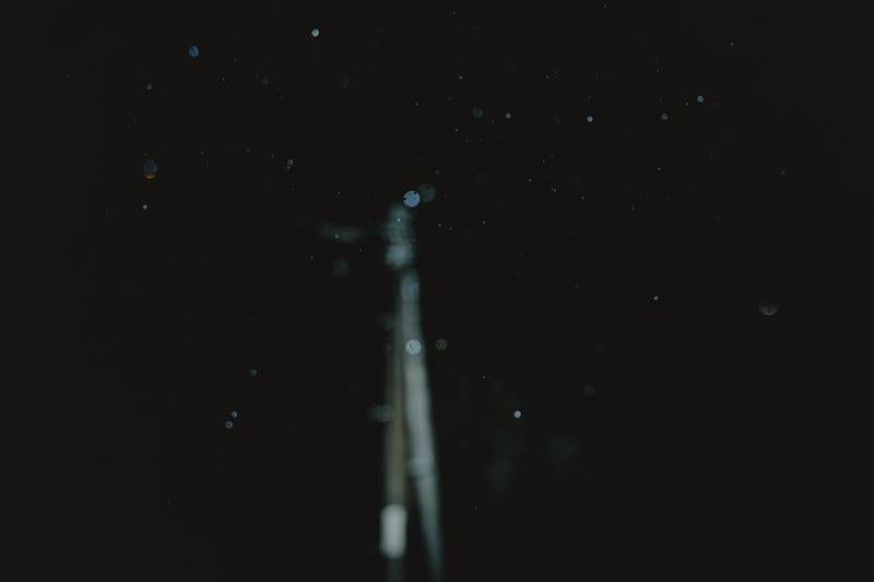 夜に舞う小雨の写真