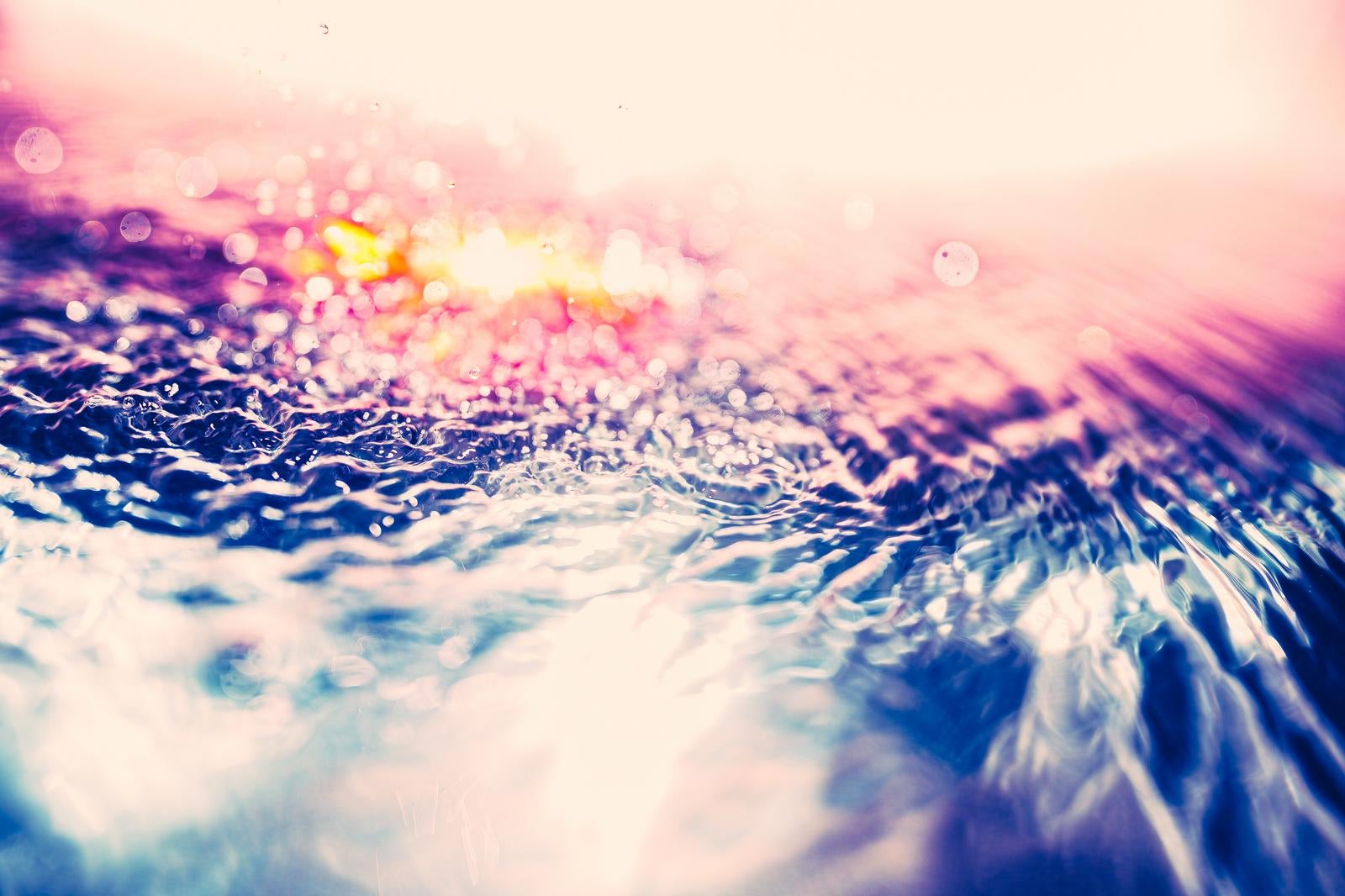 淡い光に包まれた水面の波紋 photo