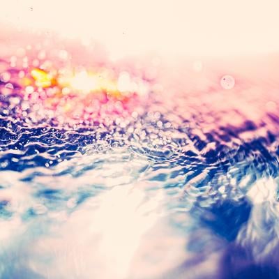 淡い光に包まれた水面の波紋の写真