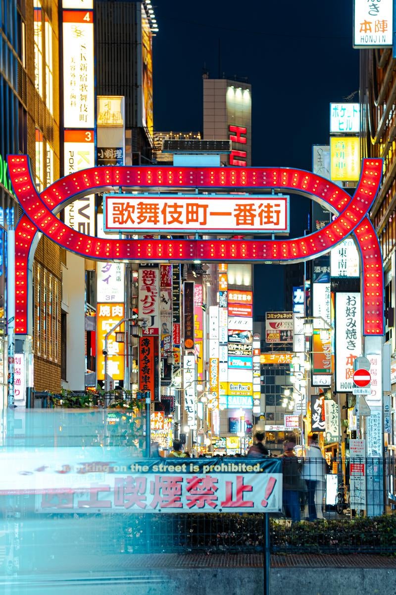 「歌舞伎町一番街の商店街ネオン」の写真