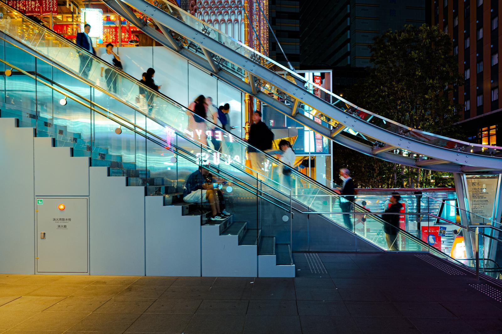 「東急歌舞伎町タワーのエスカレーター（夜間）」の写真