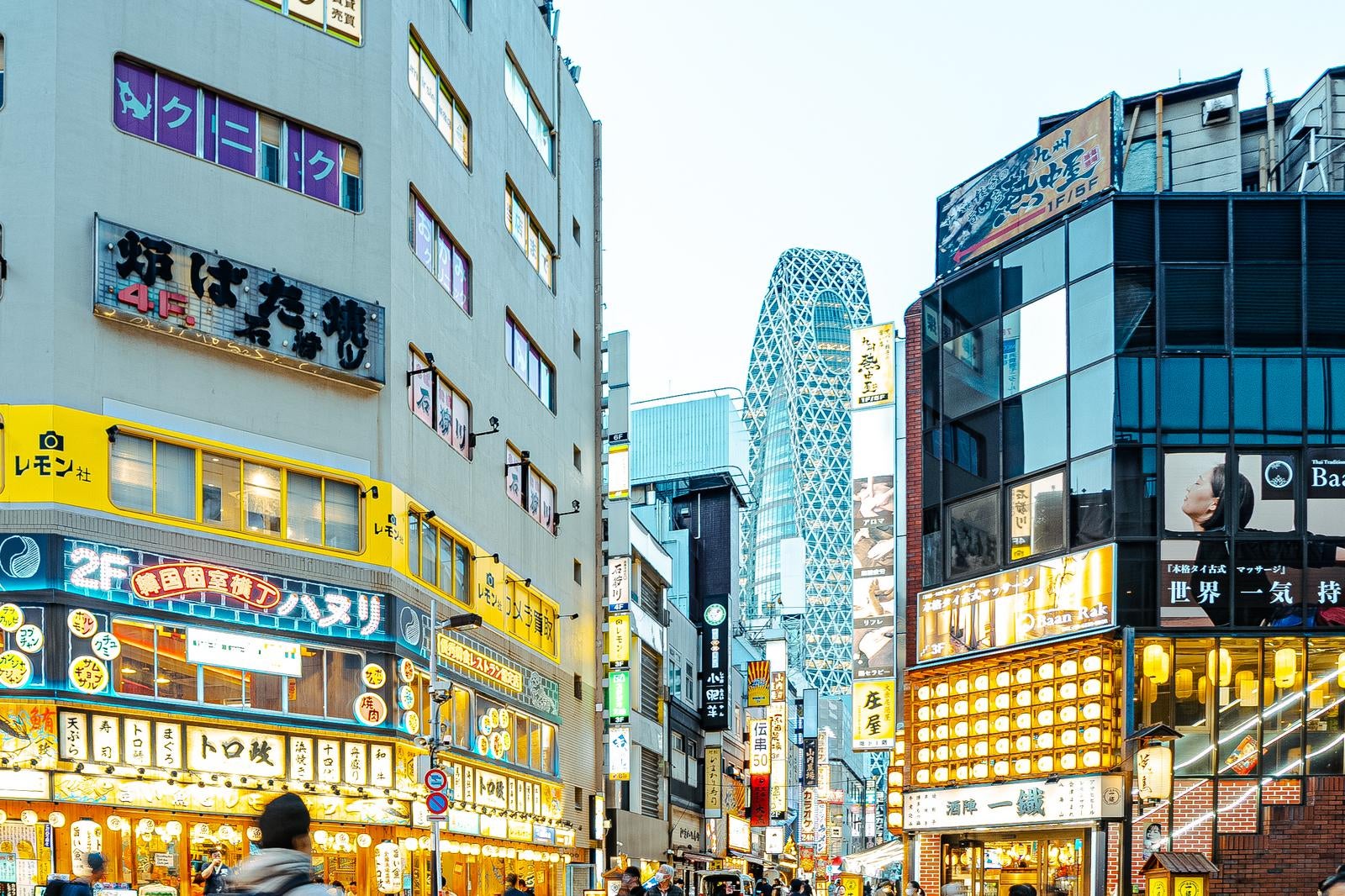 「西新宿一丁目の繁華街」の写真