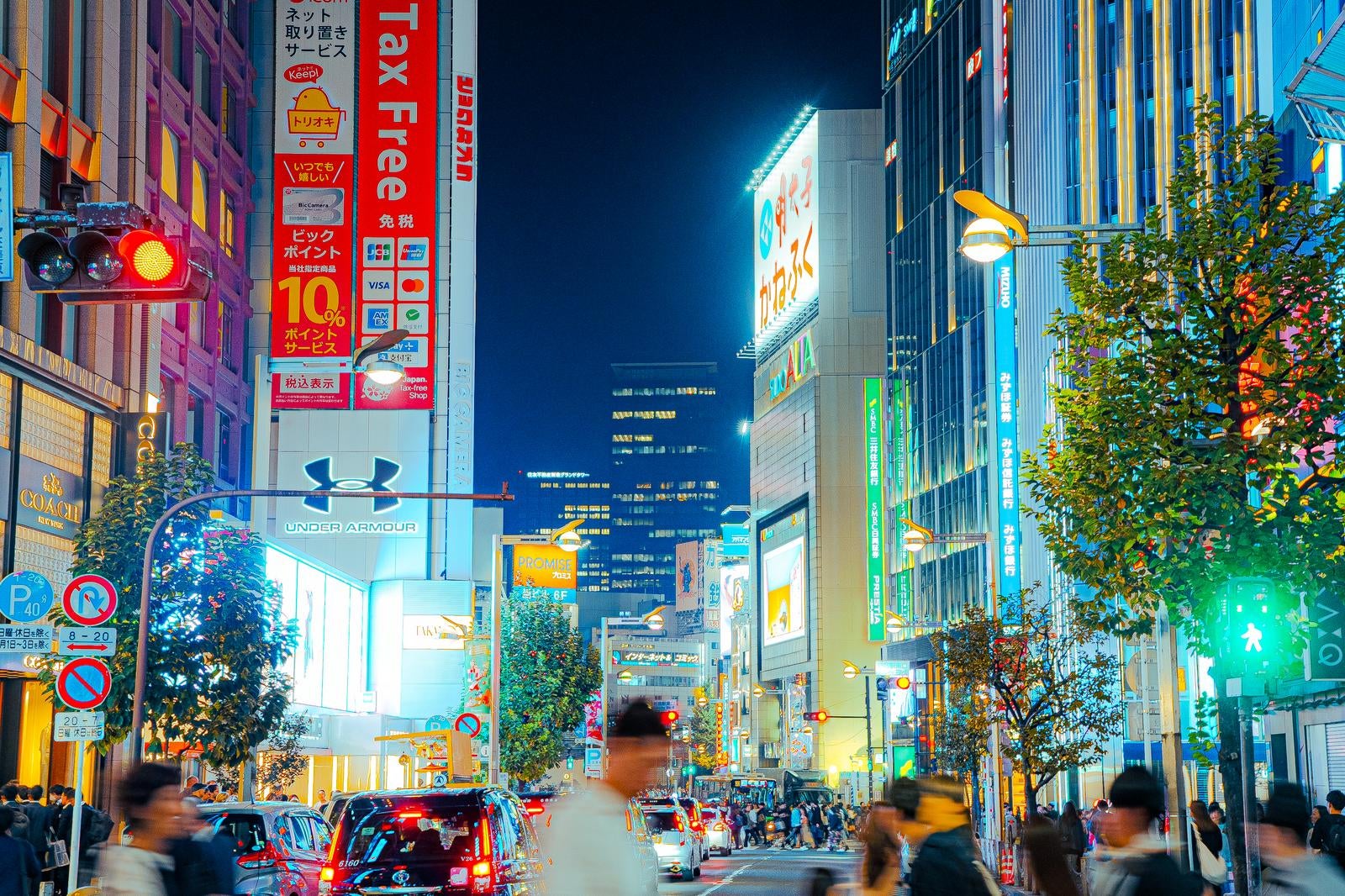「新宿東口付近の繁華街」の写真