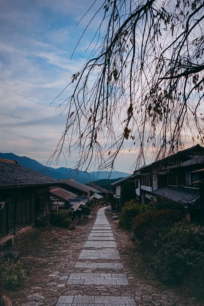 「岐阜県中津川市、馬籠宿の夕暮れの小道」の写真