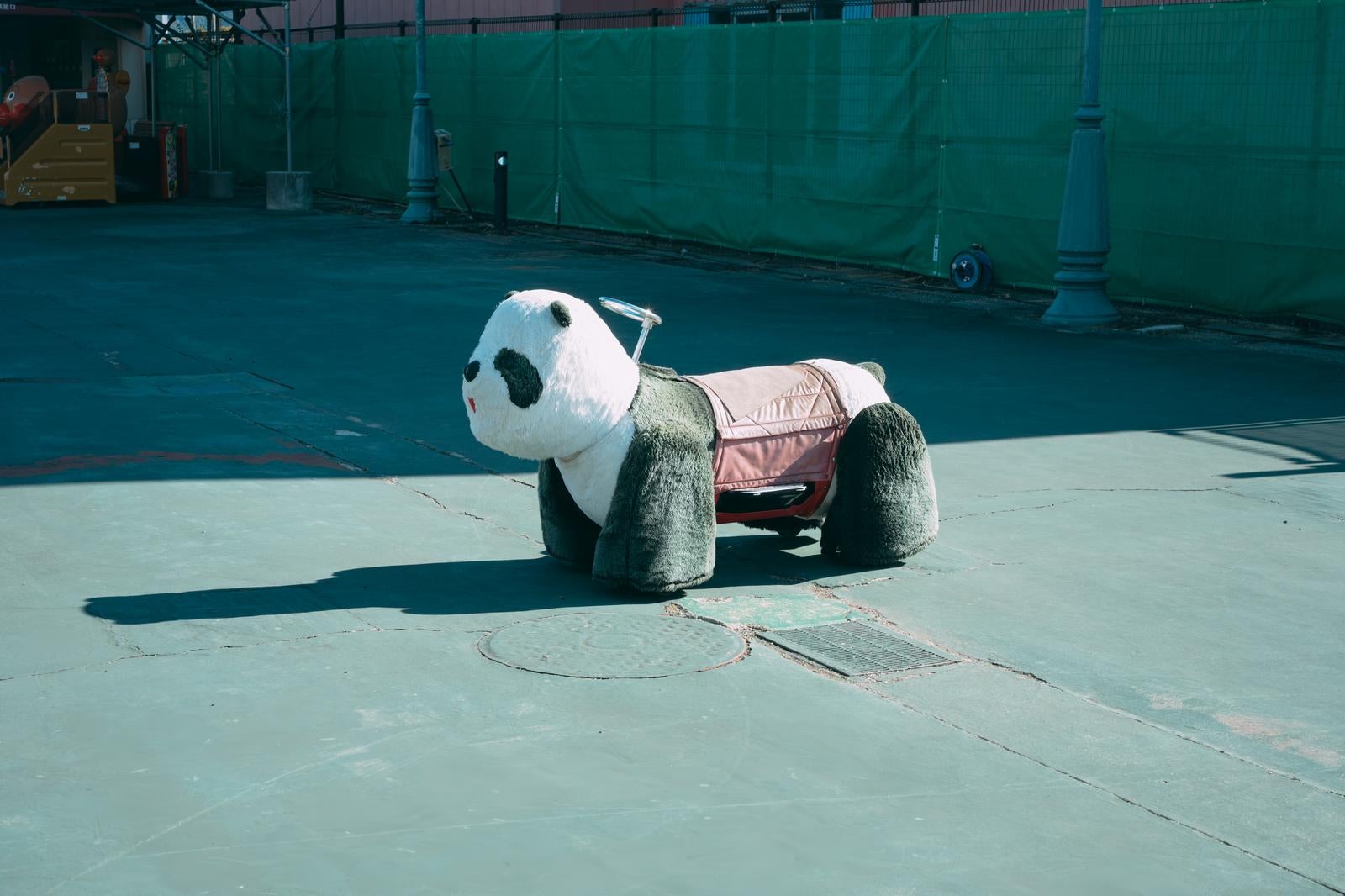 「▲遊園地の片隅に取り残されたパンダライド」の写真