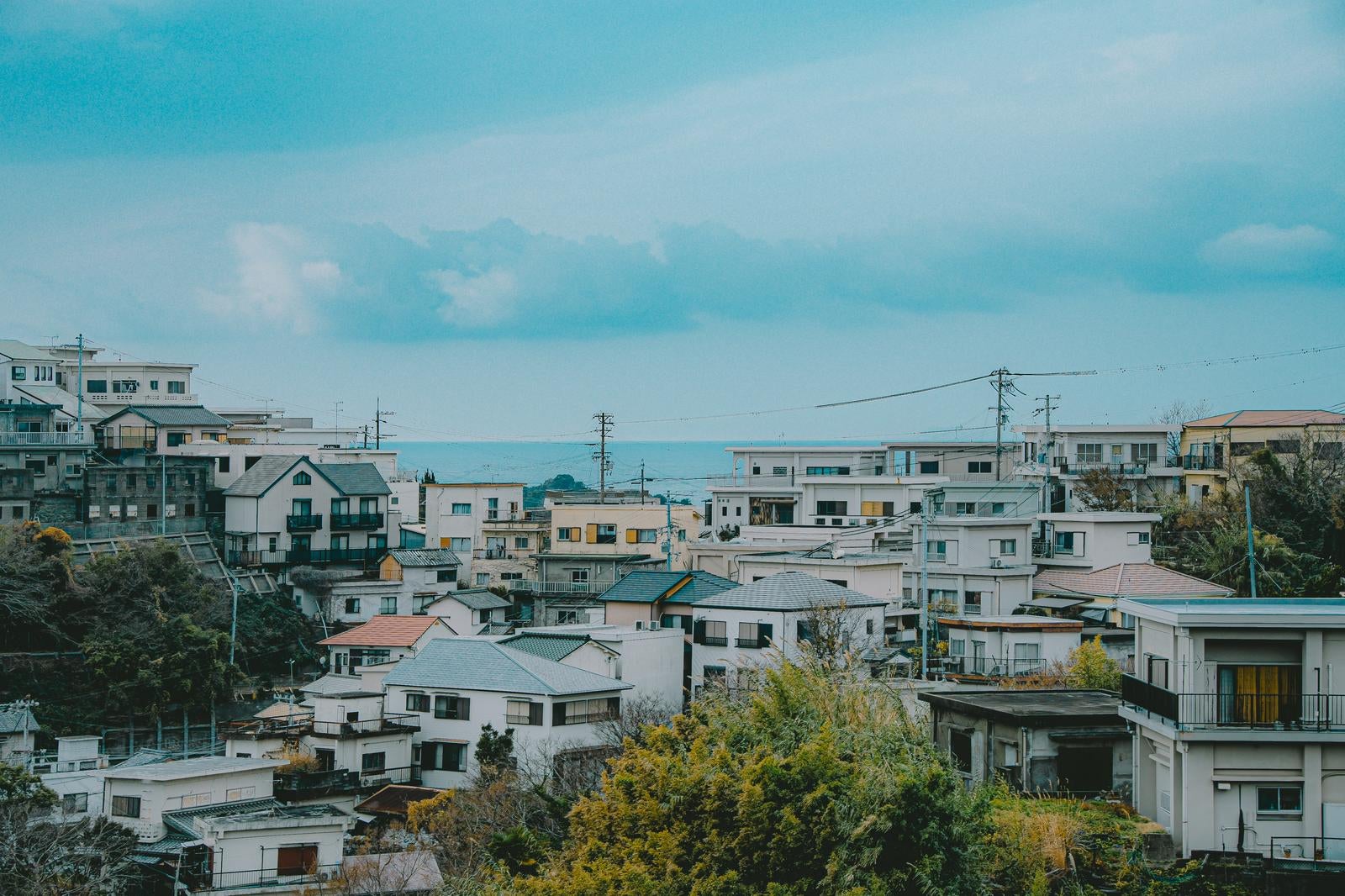 「遠くに見える海と雑賀崎の町」の写真