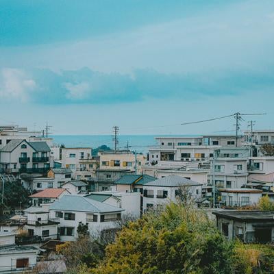 遠くに見える海と雑賀崎の町の写真