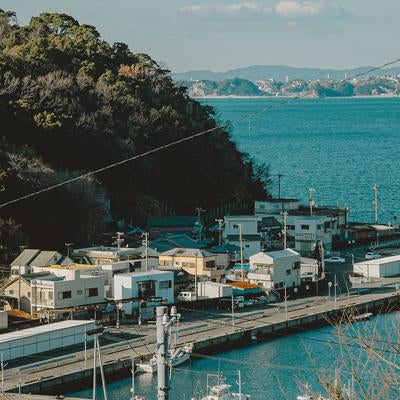 穏やかな海と山に囲まれた塩津の街並みの素材