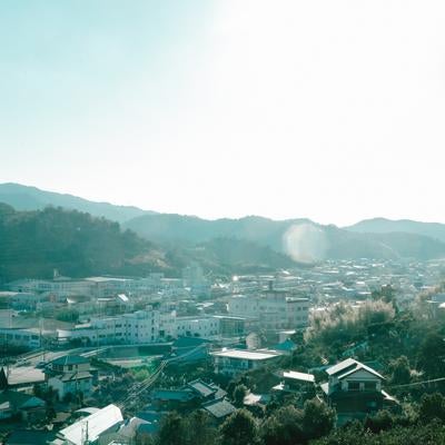 山間の住宅地と朝日が織りなす塩津の景色の写真