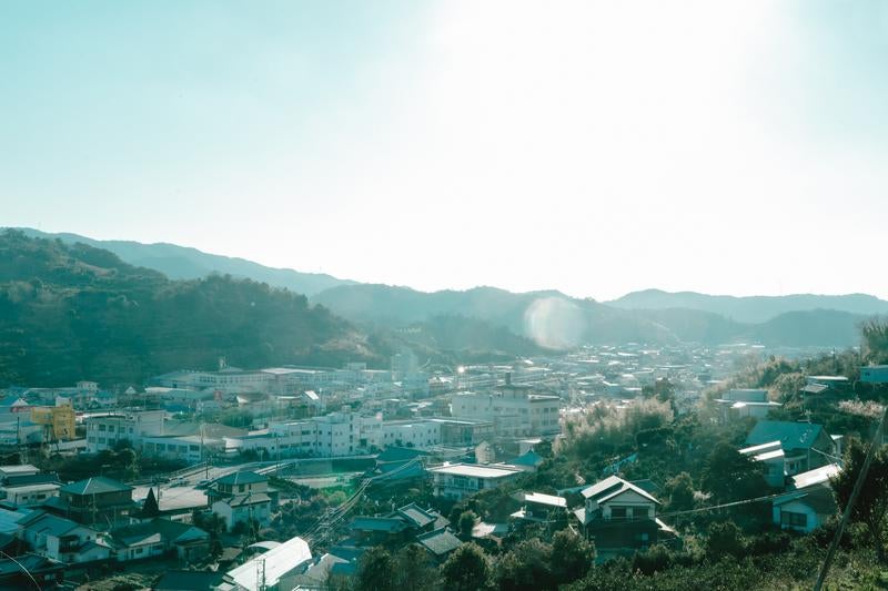 山間の住宅地と朝日が織りなす塩津の景色の写真