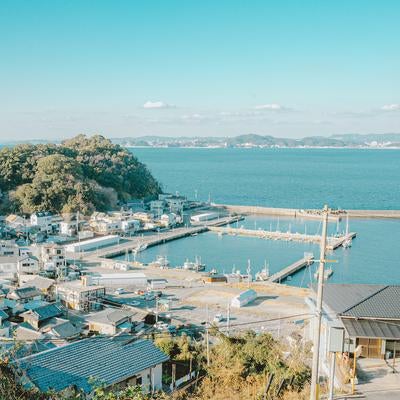 緑豊かな山と青い海に囲まれた塩津漁港の写真