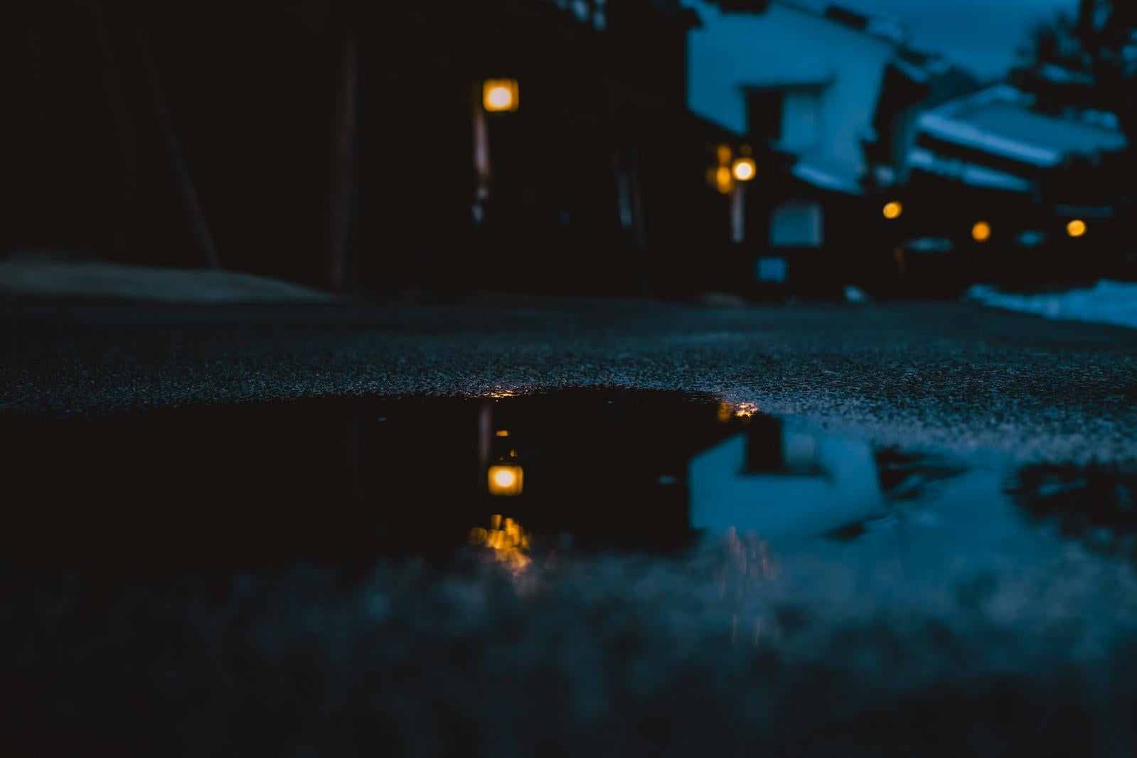 「水たまりに揺らめく暗い路地に並ぶ妻籠宿の灯り」の写真