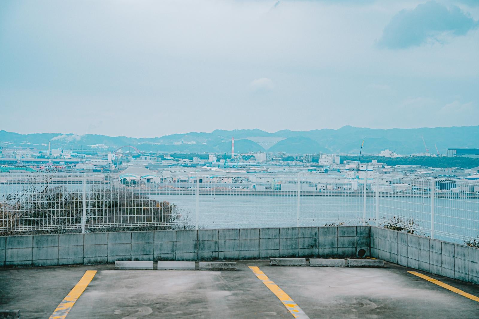 「港湾工業地帯を見下ろす雑賀崎の駐車場」の写真