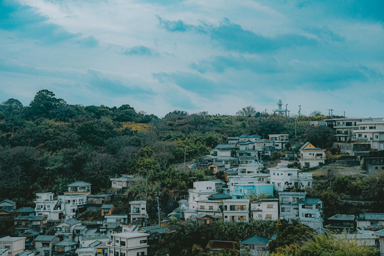 「階段状に広がる雑賀崎の住宅街」の写真